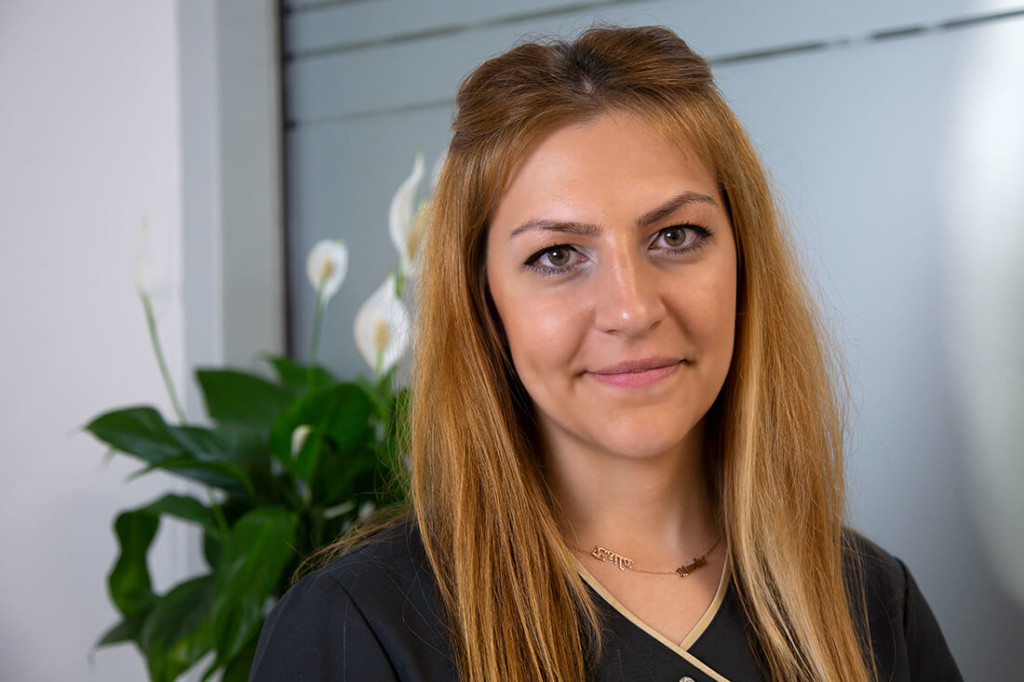 Frauenärztin Weinheim Dr. Kudlich – Team – Frau Serife Karakoc Team - Frauenärztin Weinheim - Dr. medic. Ioana Kudlich - Portrait der Mitarbeiterin Angelika Dehmel